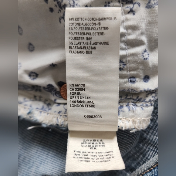 ✨️LAST CHANCE✨️ We the Free Curvy Distressed Shorts Size 29 - Picture 4 of 6